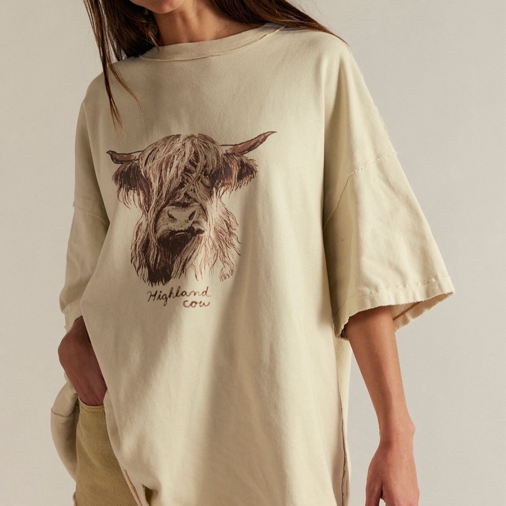 Free People highland cow shirt. Med